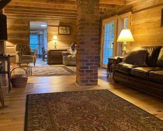Historic Pre-Civil War Log Farmhouse in the Country with Creek access - Boones Mill - Living room