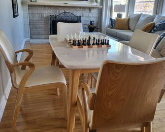 Base Camp-6.5 blocks to IU Campus & downtown, 3 Kings, Bicycles, Fence - Bloomington - Dining room