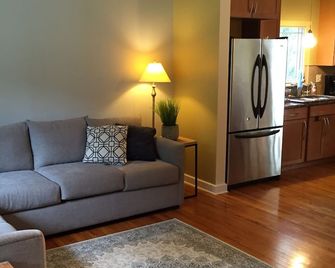Family-friendly home. Close to stadium & downtown. Great neighborhood! - State College - Living room