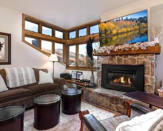 Kbm Resorts Free Car Walk To Main St Private Hot Tub Poa-504b - Park City - Living room