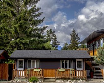 Piccadilly Motel - Radium Hot Springs - Bygning