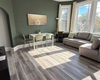 Victorian Second Floor Turret Apartment - Strathroy - Sala de estar