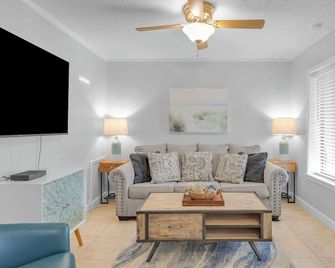 Aqua Vista Retreat 2 Bdr in Spectacular Resort! - Hilton Head Island - Living room