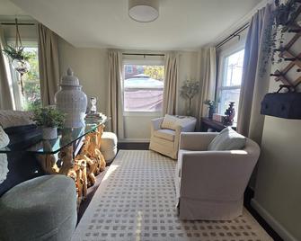 Cozy Centrally Located Gem-King, Hot Tub, Pets OK, Shops & 15 Mins to Lake Erie - Mentor - Living room