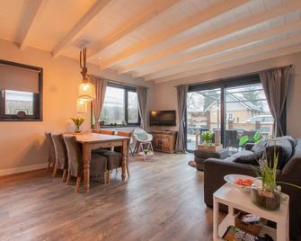 Stijlvol ingerichte bungalow in Baarland - Baarland - Sala de estar
