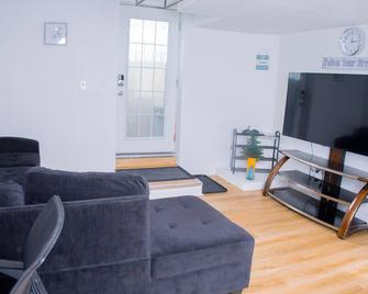 Cozy relaxation haven 1 Bedroom basement - London - Living room