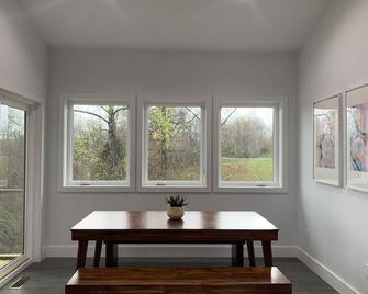 NattyByNature: Crisp, Easy, Mod Lakehaven w/Games, Land, Views, Fire pits/places - Burkesville - Dining room