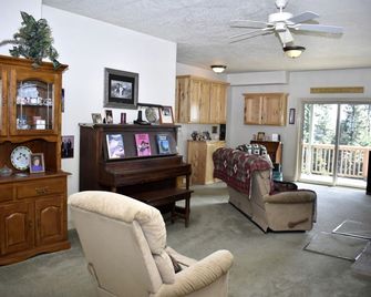 Off-The-Grid Cottage Rental with 360-Degree Mountain Views near Cascade, Idaho - Cascade - Living room