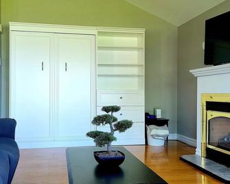 Waterfront, beach, private hot tub with pool and jacuzzi - Cocagne - Salon