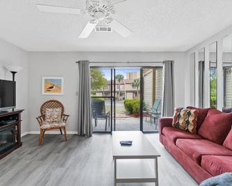 Portside Resort Pet Friendly Rentals by Panhandle Getaways - Panama City Beach - Wohnzimmer