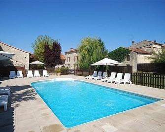 Charming Farmhouse With Pool And Play-barn great for Families - Luxé - Pool