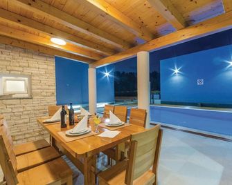 Two-Bedroom Apartment In Veli Rat - Veli Rat - Sala pranzo
