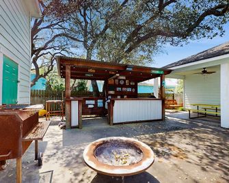 Cozy coastal home with covered porch and boat parking - dog-friendly - Fulton - Patio