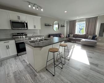 Modern Townhouse by the Lake - Sylvan Lake - Keuken