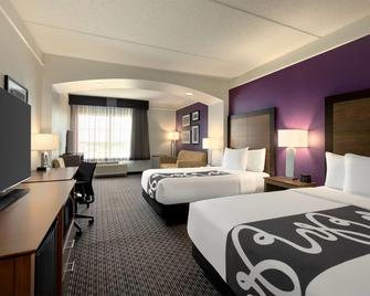 La Quinta Inn & Suites by Wyndham Arlington North 6 Flags Dr - Arlington - Bedroom