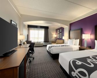 La Quinta Inn & Suites by Wyndham Arlington North 6 Flags Dr - Arlington - Bedroom