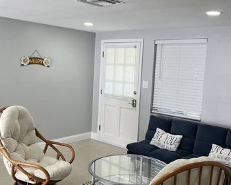 Lovely comfy clean apartment. Close to State parks/ beaches/ restaurants. - Port Richey - Living room