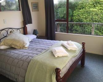 Kereru House - Halfmoon Bay - Bedroom