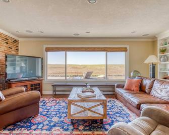 Surf Pines Retreat- Oceanfront, Beach Access, Game Room, Ac - Warrenton - Living room
