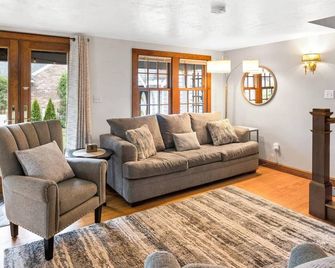 A Wave from it All: Swift's Beach Wareham - Wareham - Sala de estar