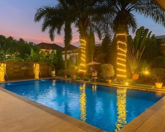 Puri Saron Denpasar Hotel - Denpasar - Pool