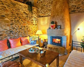 Very Pretty Renovated Country House, Large Garden, Porch, Barbecue And Pool - Cantallops - Living room