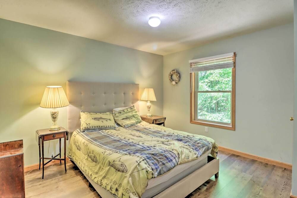 Deck, Hot Tub and Game Room Lake Harmony Home - ليك هارمونى - غرفة نوم