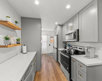 Family friendly SoCal Vacation Home- 10 min to airport! 20min to theme parks! - Long Beach - Cocina