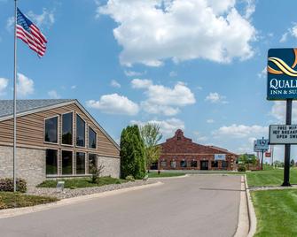 Quality Inn and Suites - New Prague - Building