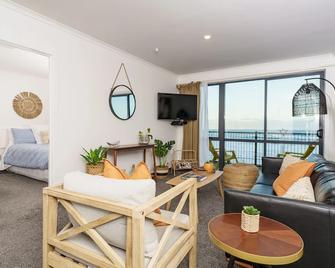 Esplanade Apartments - Dunedin - Living room