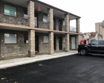 The Guest Housera - Circleville - Building