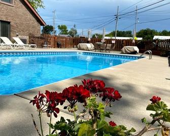 Steps to Lake Erie near Lakeside - Private Hot Tub, Seasonal Pool, Recreation - Lakeside - Pool