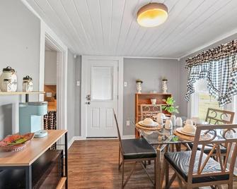 The Ponchatoula Cottage - est. 1964 - Ponchatoula - Dining room