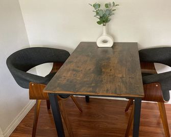 Cozy Studio w/ Kitchen near Casino & Highway - Banning - Essbereich
