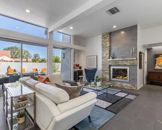 The Silver Palm - Stunning Palm Springs Retreat - Palm Springs - Living room