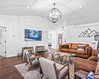 Quiet Comfortable Cliffside Estate Near Usu - Logan - Living room