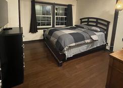 5 mins from Jfk and resorts world casino - Queens - Bedroom