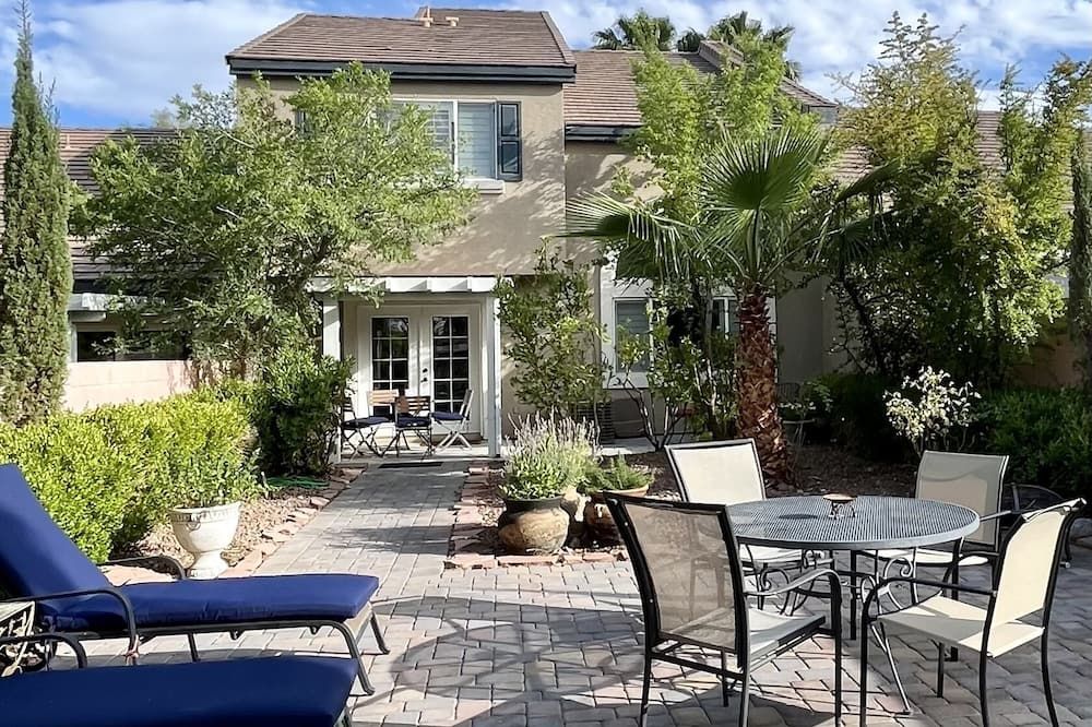 Quiet, gated exclusive private executive 3 bedrooms house.Pool, club house. - Las Vegas - Patio