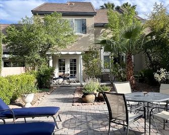 Quiet, gated exclusive private executive 3 bedrooms house.Pool, club house. - Las Vegas - Patio
