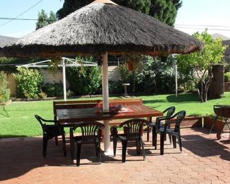 Casa Villa Guest House Carletonville - Suite 2 - Carletonville - Patio