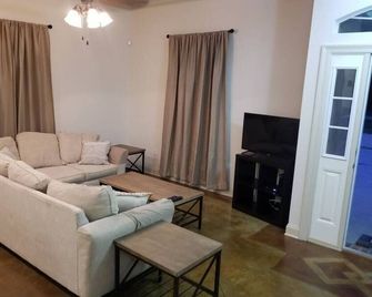 Quiet Country Oasis with New Orleans Flair - Spacious Charming Retreat - Hammond - Вітальня