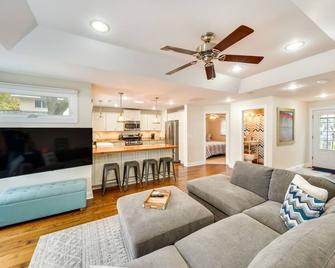 Lakefront Edgerton Cottage w/ Deck & Grill! - Edgerton - Sala de estar