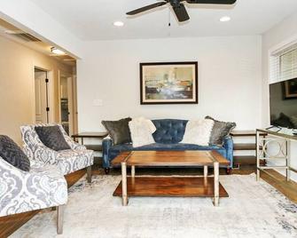 Three Bedroom Outdoorsy Escape in Huntersville - Huntersville - Living room