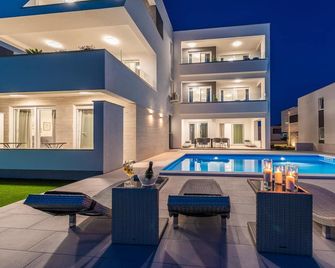 Apartments & Rooms Pool Villas Maris - Novalja - Pool