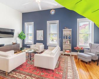 The Portal - Your Stay Above Mason Avenue’s Best - Cape Charles - Sala de estar