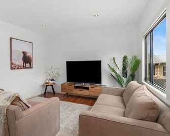 Golfers Dream managed by Batemans Bay Accom - Batemans Bay - Living room