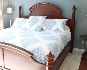 Spectacular Ocean View Pet Friendly Semi Detached Waterfront Home. - White Rock - Bedroom