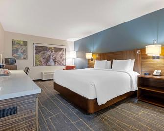 The Lux Hotel & Conference Center, Ascend Hotel Collection - Waterloo - Bedroom