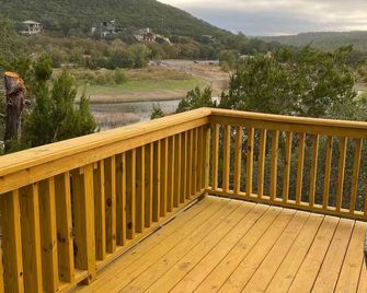 Rothi Lakehouse: A Tranquil Escape at Lake Travis - Leander - Balcón