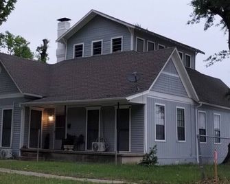 Historic three-bedroom house in Hearne, Texas. - Hearne - Building